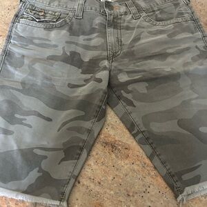 Men’s used True Religion shorts only wore once or twice